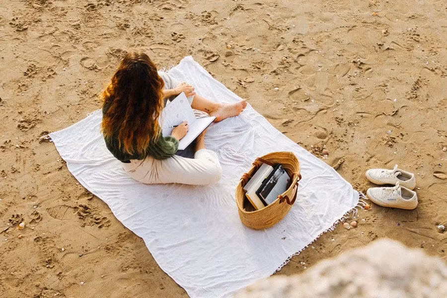 Judit Sánchez sentada en la arena de la playa en Tenerife