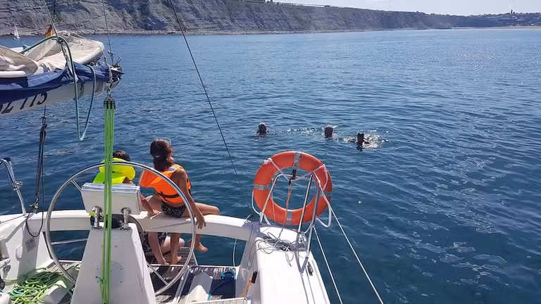 Navegar en velero uno de los planes familiares en Getxo más divertido