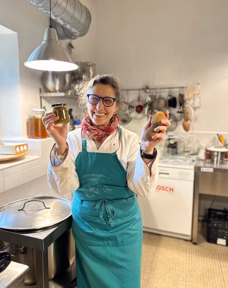 Teresa Cotorruelo en su cocina de Fornillos de Fermoselle