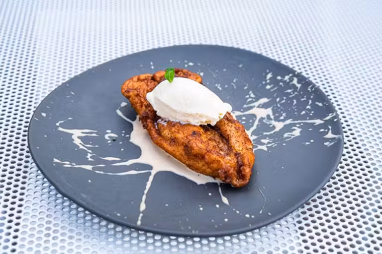 Torrija con salsa de café y helado de leche merengada de La Terraza de Santo Domingo.