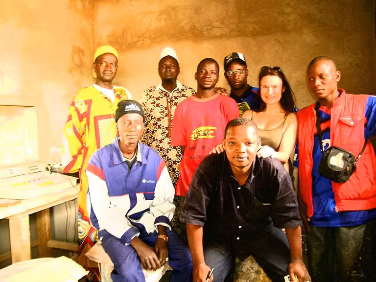 Elena con sus compañeros de la Radio Comunitaria de Mali.