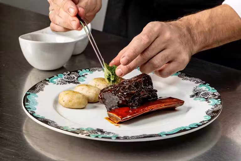Costilla de vaca rubia gallega glaseada con patata y cilantro de Mario Sandoval