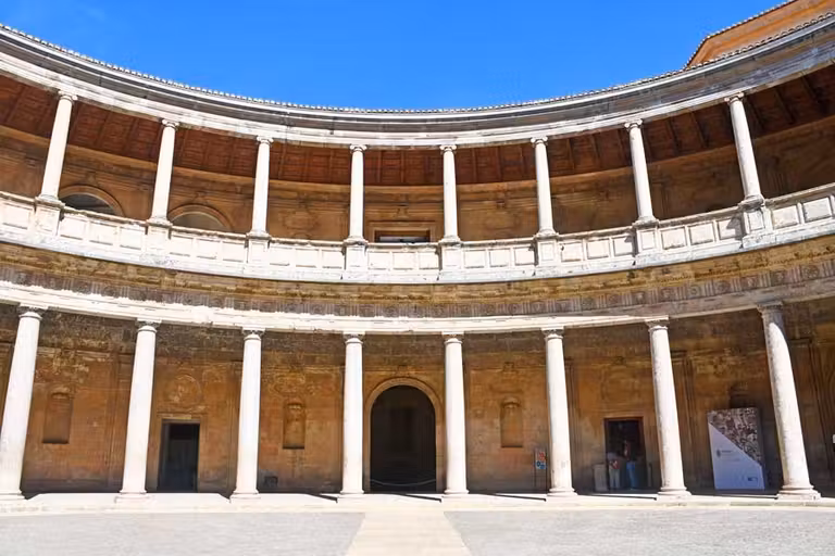 El Palacio de Carlos V es sede del Museo de la Alhambra.