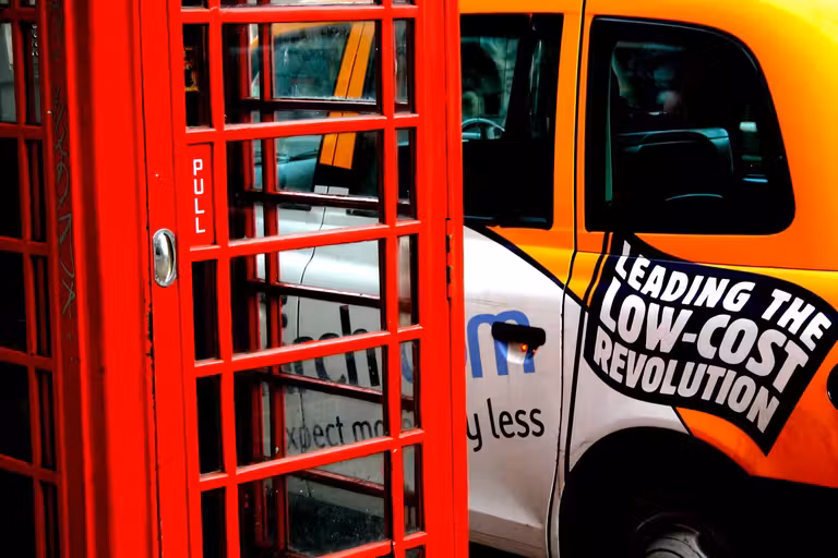 Las célebres cabinas londinenses y sus también conocidos taxis en los que casi se puede entrar de pie.