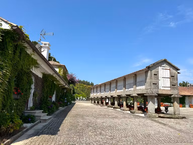 Sorprendente hórreo del Pazo Señorans.