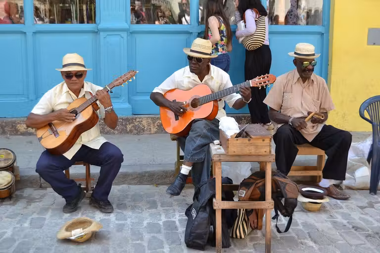 Músicos callejeros en La Habana
