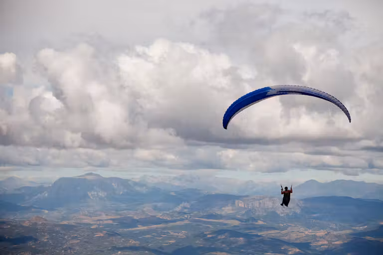 Parapente en el valle de Àger. © Oriol Clavera/Archivo Ara Lleida