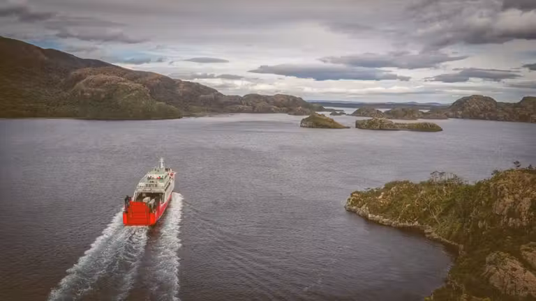 El buque de Navimag atraviesa los canales chilenos.