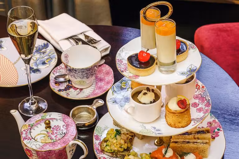 Mesa con te y bollos para tomar el te en Londres