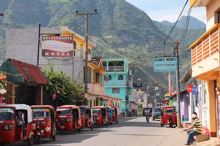 calle de panajachel en lago atitlan