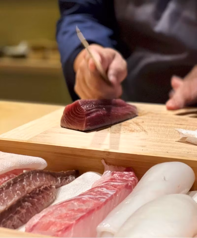 Cortes de pescado de la barra del restaurante © Kinu.