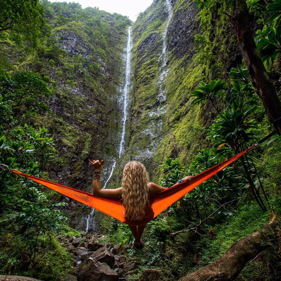 Mujer en un columpio en Hawaii
