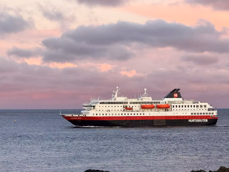 Crucero Hurtigruten en las cosas noruegas.