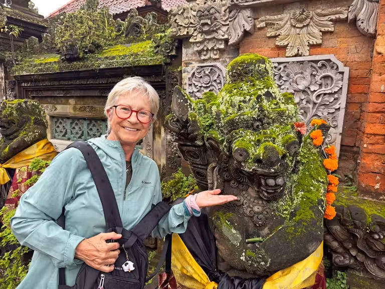 Sania en un templo de la isla de Bali.
