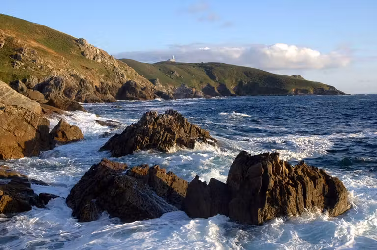 Sobre el acantilado, el faro de Ons.