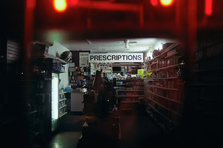 farmacia con medicinas