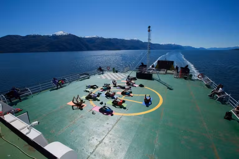 clase de gimnasia en el barco Navimag