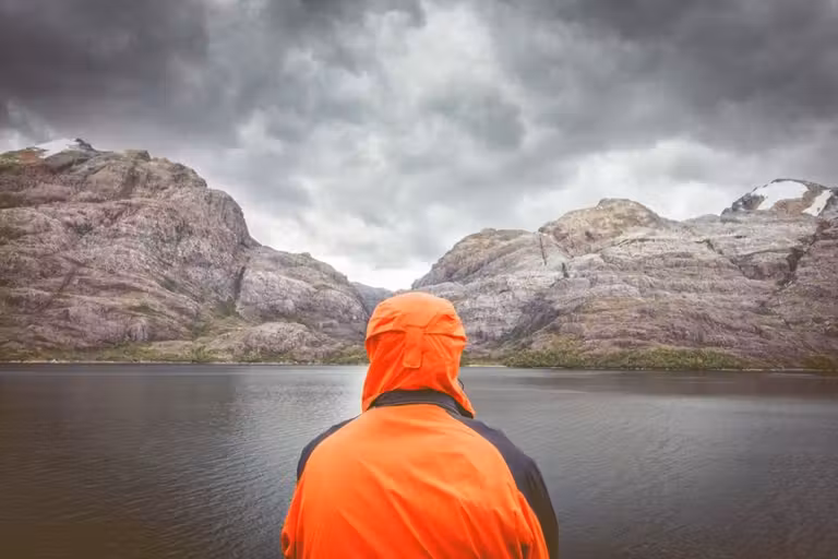 paisajes de los fiordos chilenos desde la cubierta de un barco
