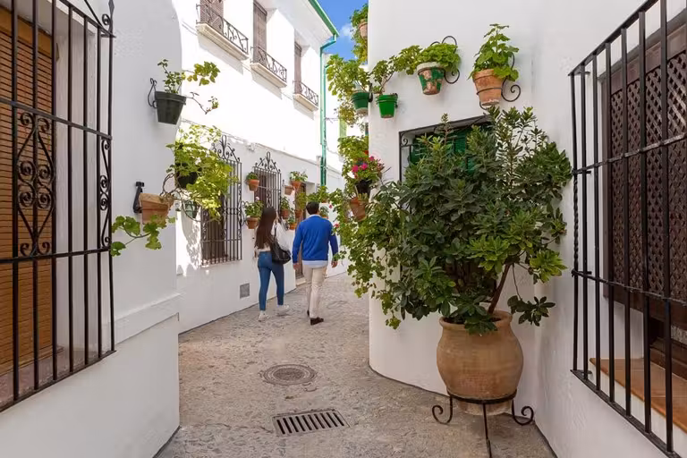 calle con flores y casas blancas en priego de cordoba