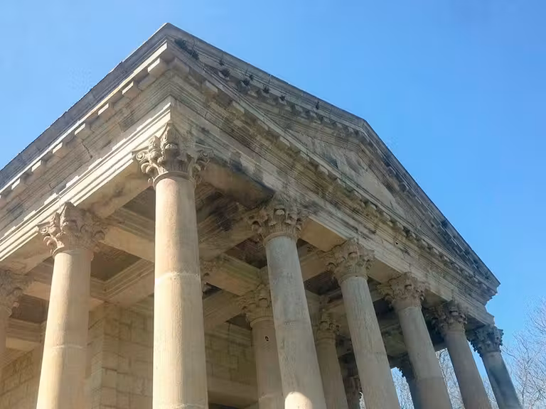la iglesia de san Jorge es llamada el Partenón de Cantabria