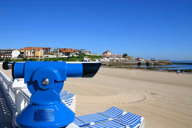 Playa de Comillas un escenario de la pelicula Primos