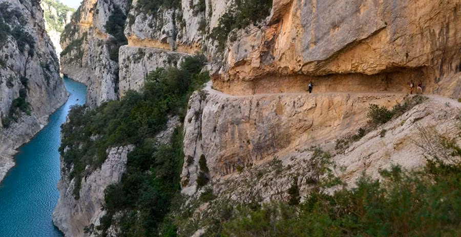 El sendero transcurre de forma paralela al río, que hace de frontera natural entre Aragón y Cataluña.