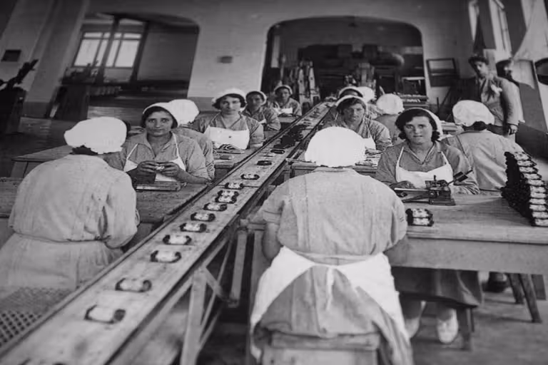 mujeres en la fabrica de jabones la toja