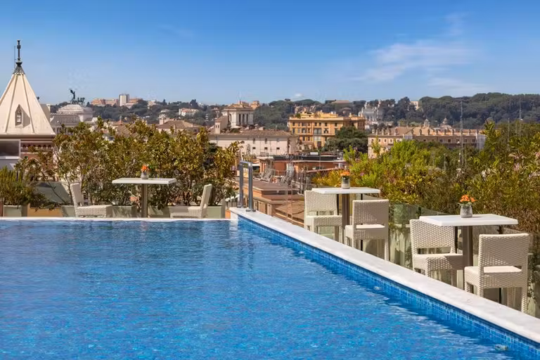 Piscina en la azotea del hotel.