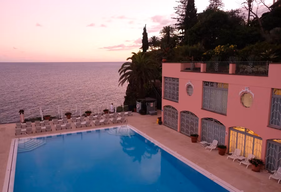 Piscina del Belmond Reid’s Palace de Madeira.