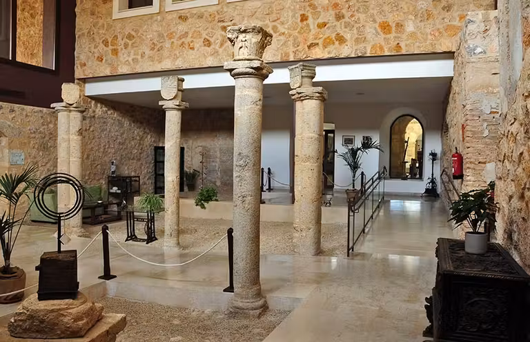 Hall del Hotel Palacio del Infante Don Juan Manuel.