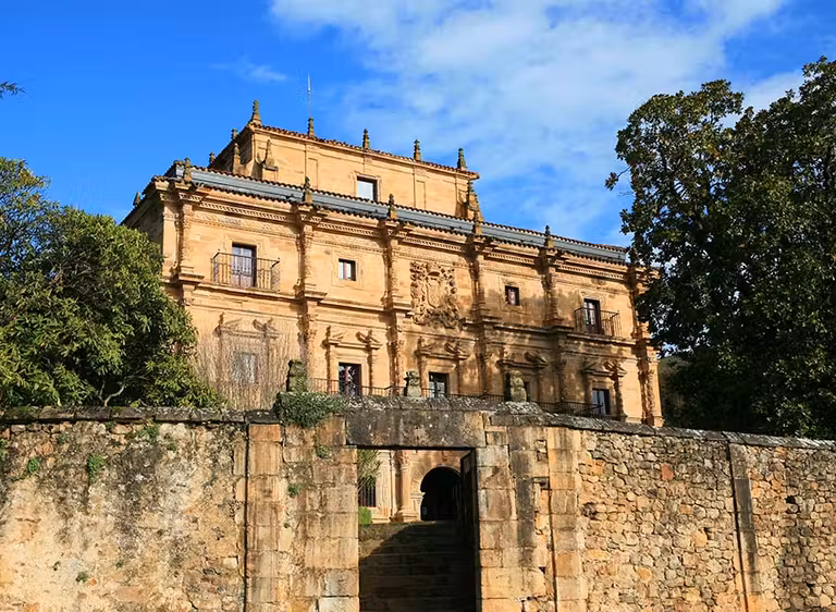 Fachada del Palacio de Soñanes, un  hotel de lujo en cantabria