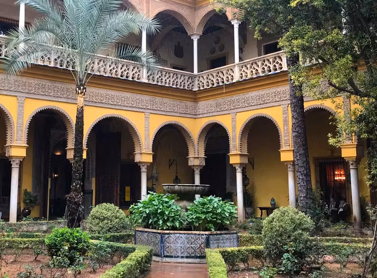 Patio del palacio de las Dueñas.