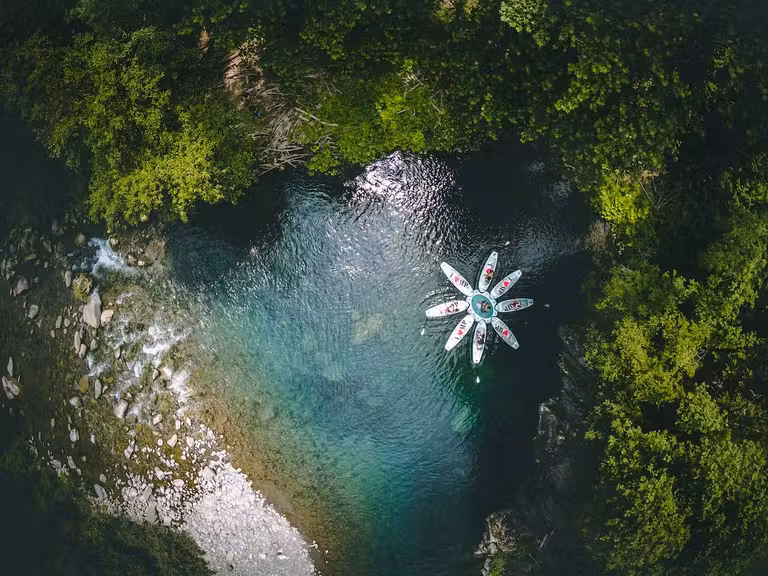 Yoga sobre el agua en Garfagnana.