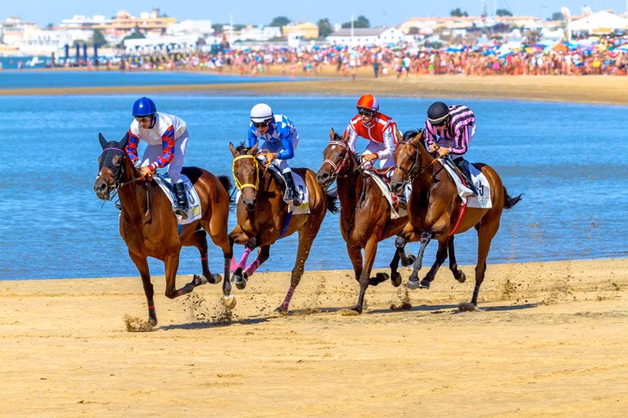 Carreras de caballos en la playa de Sanlúcar de Barrameda.