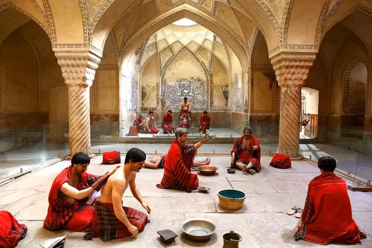Interior de unos baños termales en Shiraz, Irán.