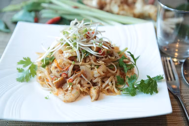 Plato de tallarines, soja y gambas