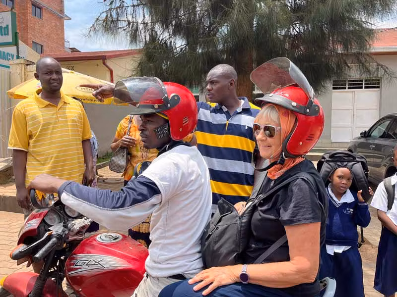 Sania en moto-taxi por Kigali en Ruanda