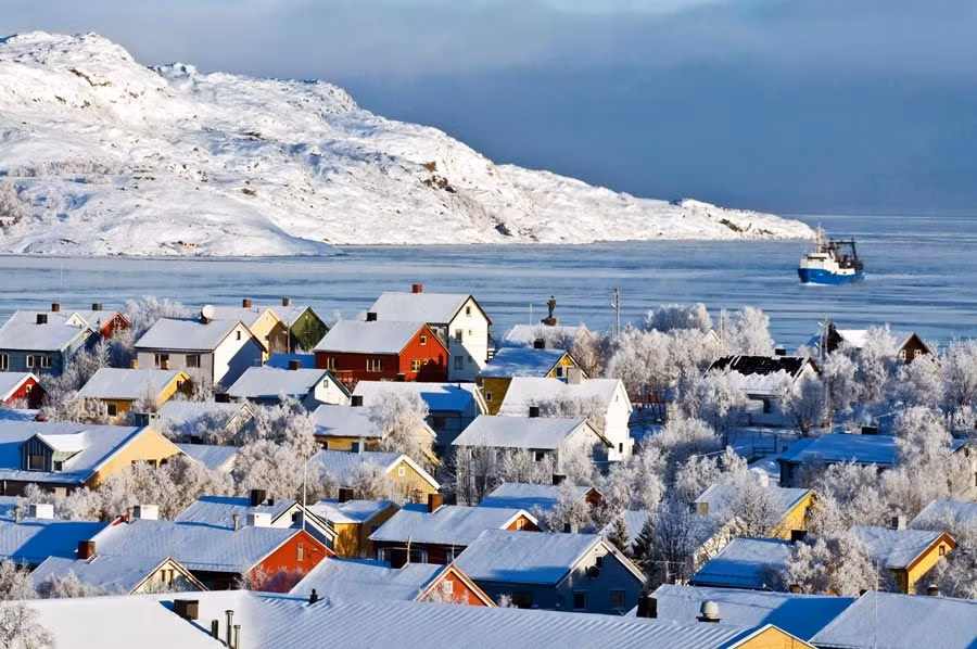 La ciudad de Kirkenes con las casas nevadas