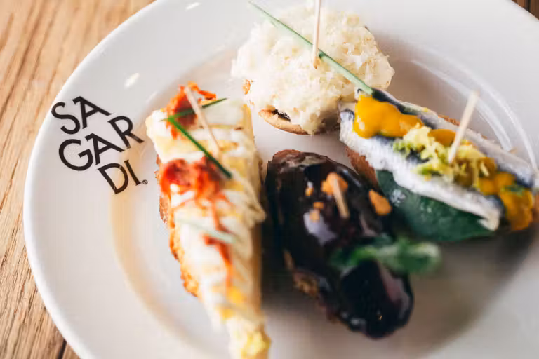 plato con cuatro pinchos del restaurante sagardi Castellana en madrid