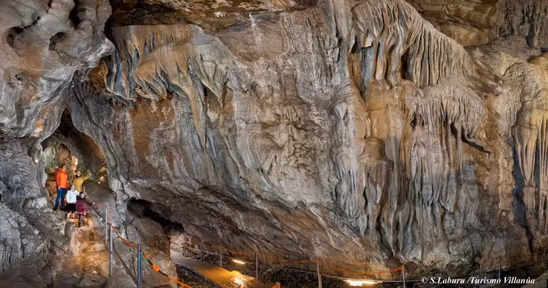 Interior de la Cueva de las Güixas en la Jacetania