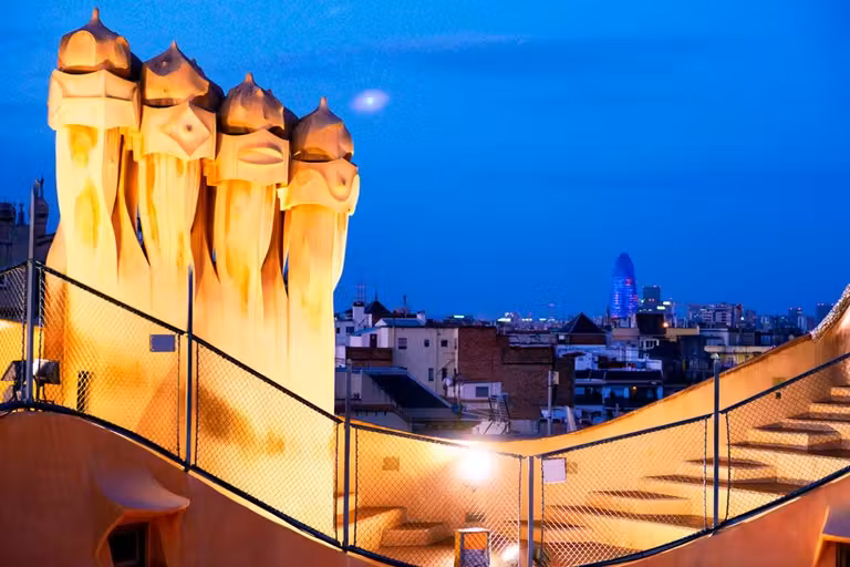 columnas de La Pedrera por la noche