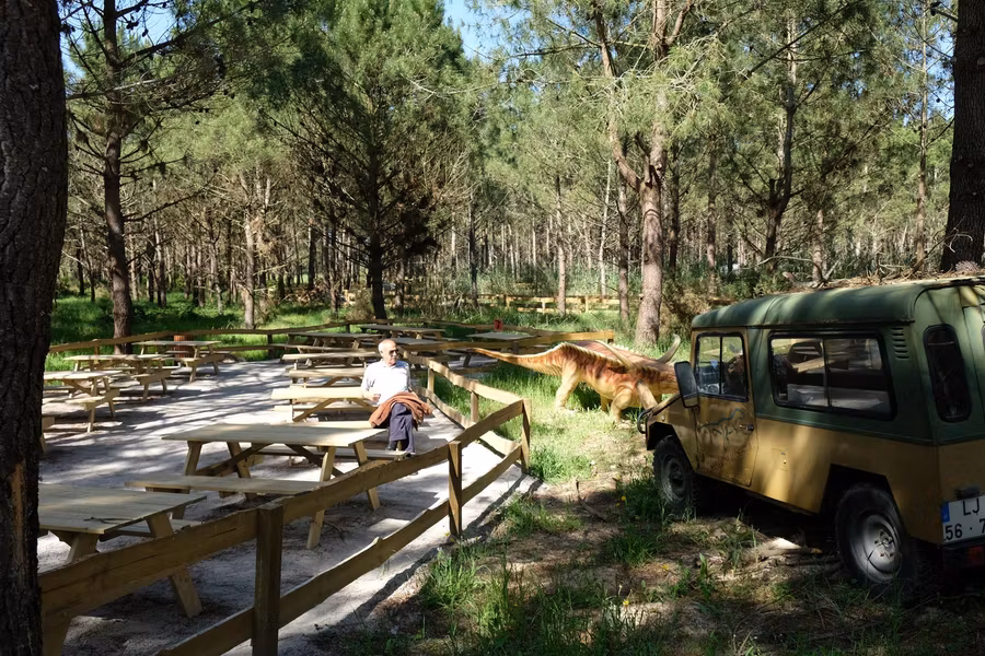 mesas de pícnic en el parque Lourinha