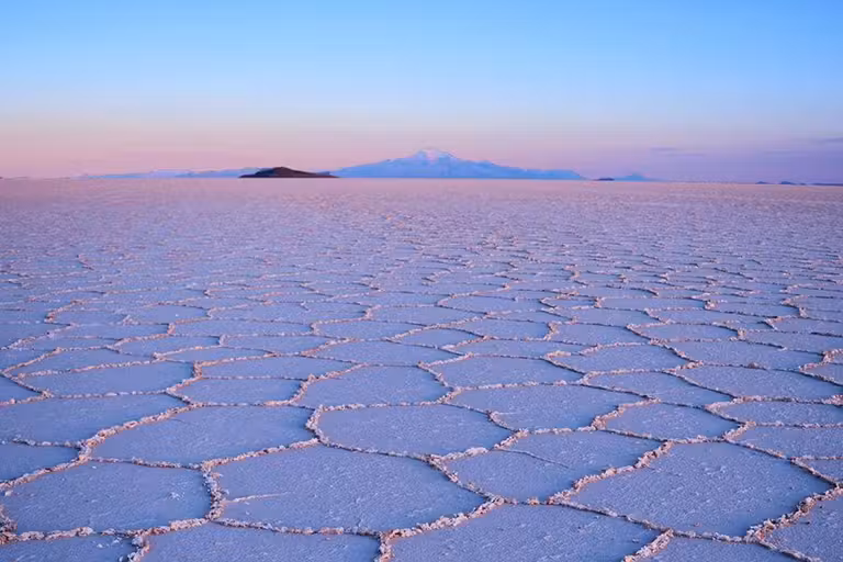 Paisaje irreal del Salar de Uyuni al amanecer.