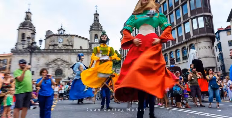 Desfile de gigantes y cabezudos durante la Semana Grande de Bilbao