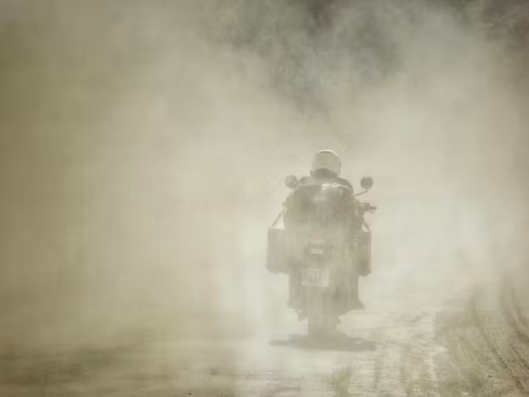 Marta insausti recorriendo Myanmar en moto