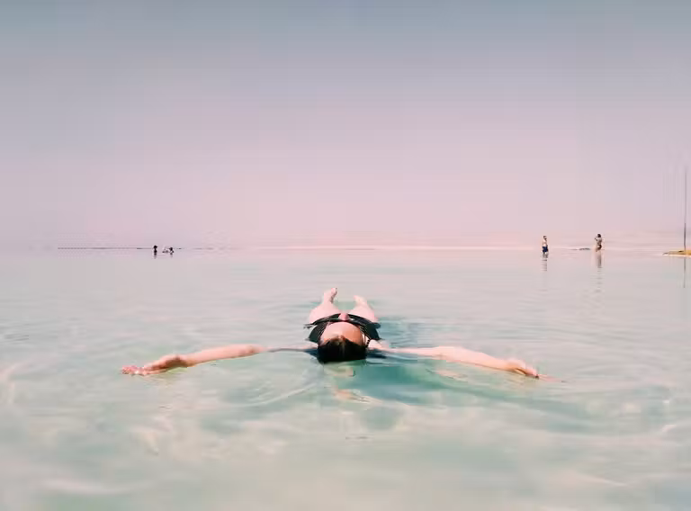 Relájate flotando en el mar Muerto.