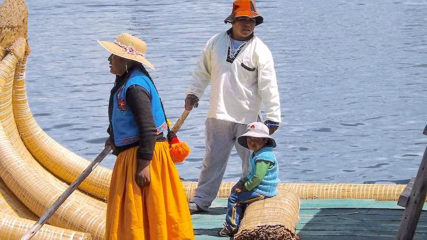 Barca de totora en el Lago Titicaca