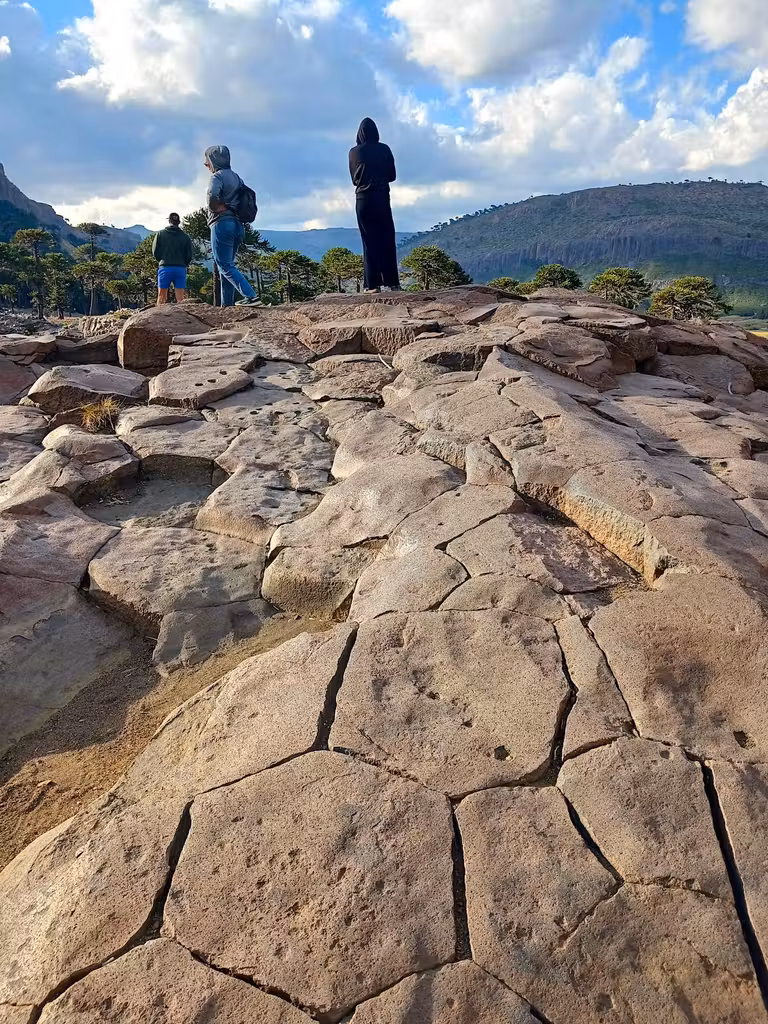 Piedras hexagonales en la ruta del río Agrio. © Cris Aizpeoleoa