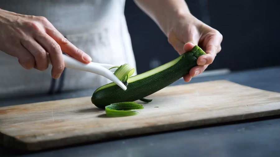 cocinero pelando un calabacín