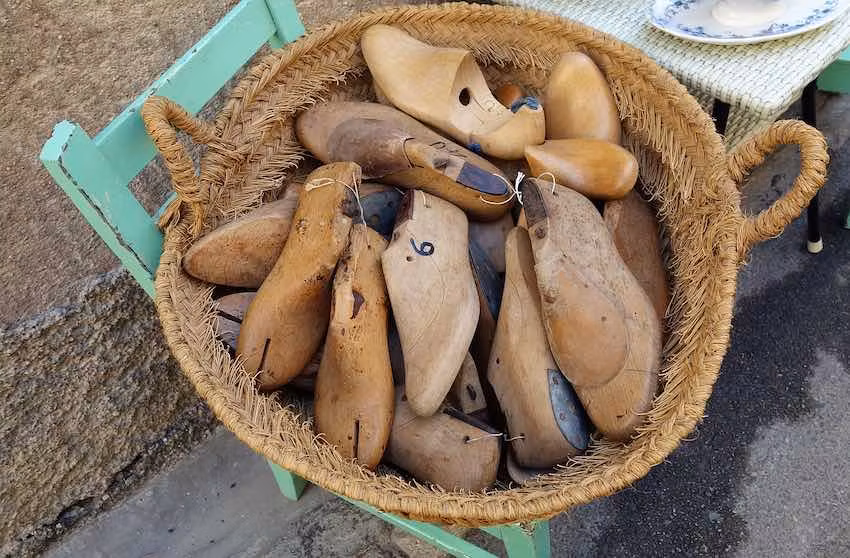 Moldes de zapatos y cesta de Mallorca.